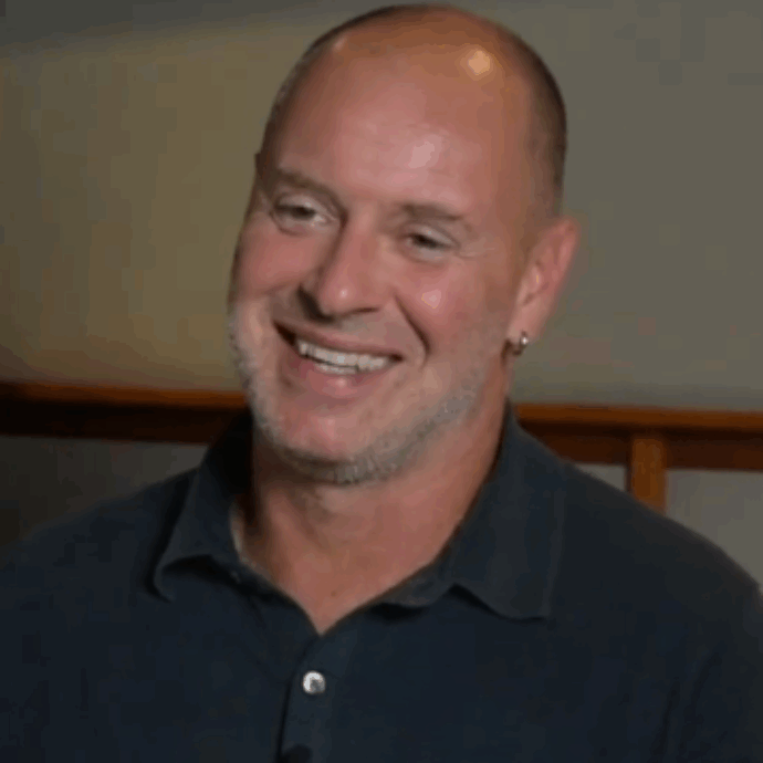 “Sul set ho incontrato ‘due cani e una cagna maledetta’. A un certo punto volevo imparare il cinese, mio papà mi disse ‘lascia perdere, così un miliardo e mezzo di cinesi non saprà che sei un co******'”: così Pietro Sermonti