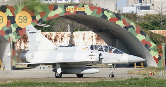 Taiwan, il “serio avvertimento” della Cina: “Esercitazioni militari con armi da fuoco”. Taipei protesta e muove i soldati