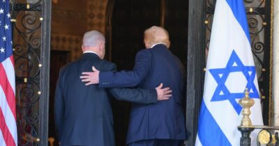 Copertina di La sfida di Hamas: “Non rinunceremo alle armi”. Trump dopo l’incontro con Netanyahu: “Pagherete un prezzo”