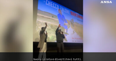 Copertina di Checco Zalone fa incursione in un cinema di Bari : “In sala tutti amici, non hanno pagato…sono loro che dovrebbero ringraziare me”