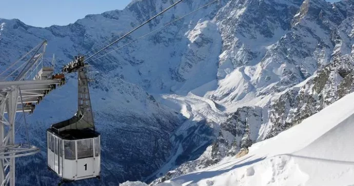 Macugnaga, incidente a una funivia: tre feriti e cento passeggeri bloccati. “L’impianto non ha frenato in tempo”