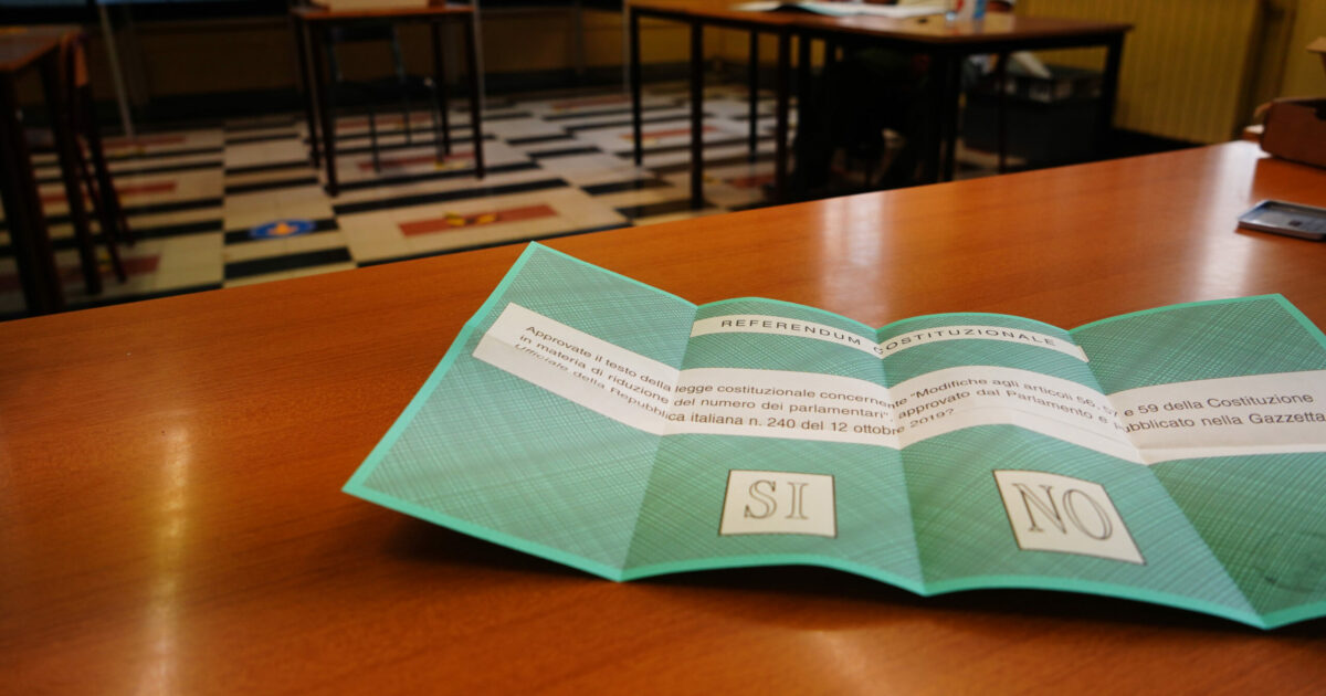 Referendum, verso la stretta last minute sul voto all’estero: passa l’odg della destra alla manovra. Il Pd: “È antidemocratico” Referendum, verso la stretta last minute sul voto all’estero: passa l’odg della destra alla manovra. Il Pd: “È antidemocratico”