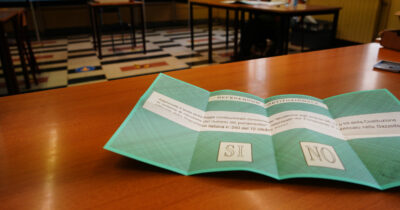 Copertina di Referendum, verso la stretta last minute sul voto all’estero: passa l’odg della destra alla manovra. Il Pd: “È antidemocratico”