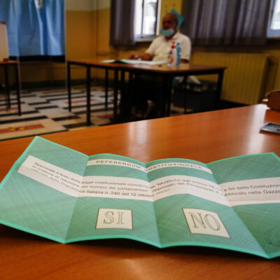 Copertina di Referendum, verso la stretta last minute sul voto all’estero: passa l’odg della destra. Pd: “Antidemocratico”