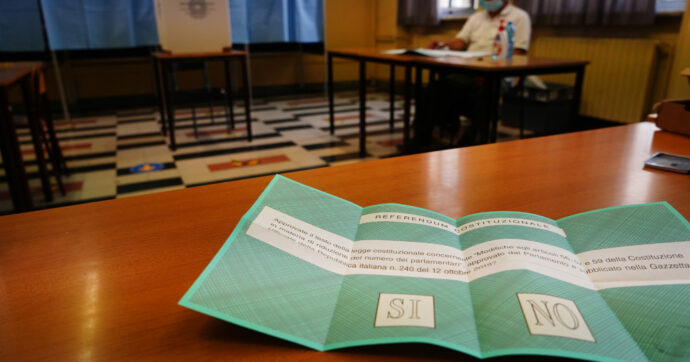 Referendum, verso la stretta last minute sul voto all’estero: passa l’odg della destra alla manovra. Il Pd: “È antidemocratico”