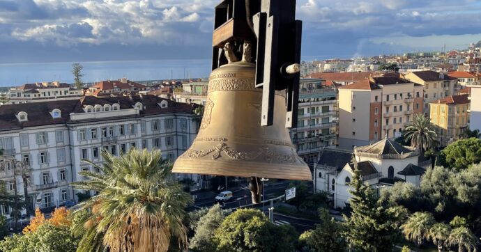 Sanremo, la “campana dei bimbi non nati” suonerà ogni sera contro l’aborto: polemiche per l’iniziativa del vescovo