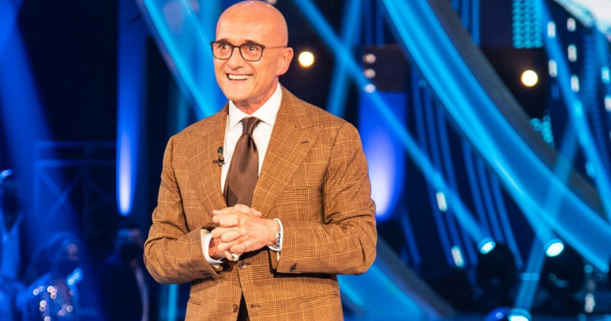 Alfonso Signorini scrive: “Care lettrici, cari lettori… Tacere a volte è un gesto di lucidità, persino di eleganza morale. Il silenzio rivela il senso del limite tra ciò che è pubblico e ciò che è privato”