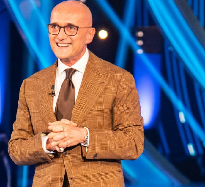 Alfonso Signorini indagato per violenza sessuale ed estorsione dai pm di Milano. Ieri si era autosospeso da Mediaset