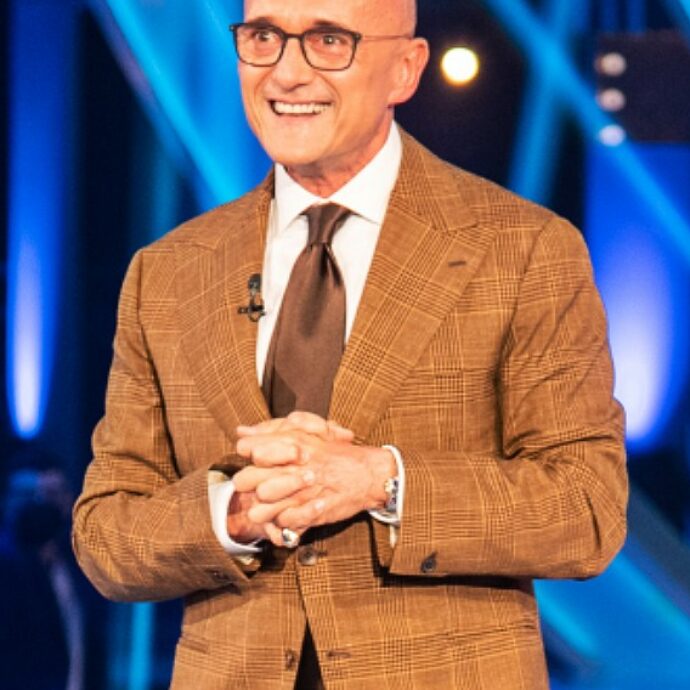 Alfonso Signorini scrive: “Care lettrici, cari lettori… Tacere a volte è un gesto di lucidità, persino di eleganza morale. Il silenzio rivela il senso del limite tra ciò che è pubblico e ciò che è privato”