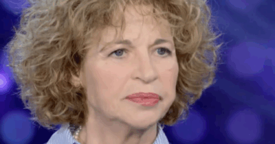 Copertina di “Mi sono tolta 5 anni d’età perché me l’hanno suggerito. Dicevano che dopo i 40 per un’attrice è difficile lavorare. Ora ne ho quasi 76 e non ho mai lavorato tanto”: parla Anna Galiena