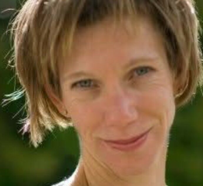 “La triatleta è stata dilaniata da uno squalo”: a distanza di una settimana dalla scomparsa mentre nuotava con gli amici, la tragica scoperta dei resti di Erica Fox