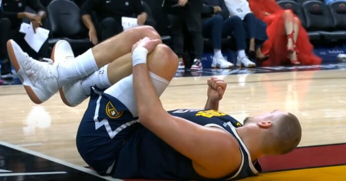 Paura per Nikola Jokic: ginocchio sinistro ko contro Miami, Denver trema – Video