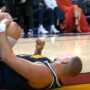 Copertina di Paura per Nikola Jokic: ginocchio sinistro ko contro Miami, Denver trema – Video