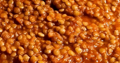 Copertina di Al pranzo di Natale si abbuffa di lenticchie e rischia di morire: “Si è lacerato completamente l’esofago ed è arrivato in ospedale con la la sindrome di Boerhaave”