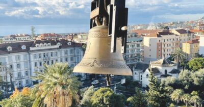 Copertina di Il vescovo inaugura la campana anti-aborto