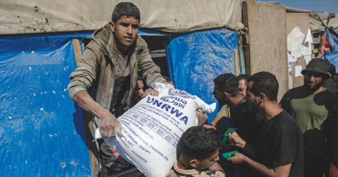 Copertina di "L'espulsione delle ong da Gaza? Un attacco politico contro chi contesta l’impunità di Israele" | L'intervista