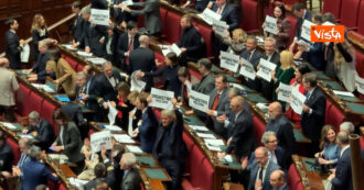 Copertina di “Disastro Meloni”: cartelli in Aula contro la manovra. La protesta dei deputati Pd alla Camera – Video
