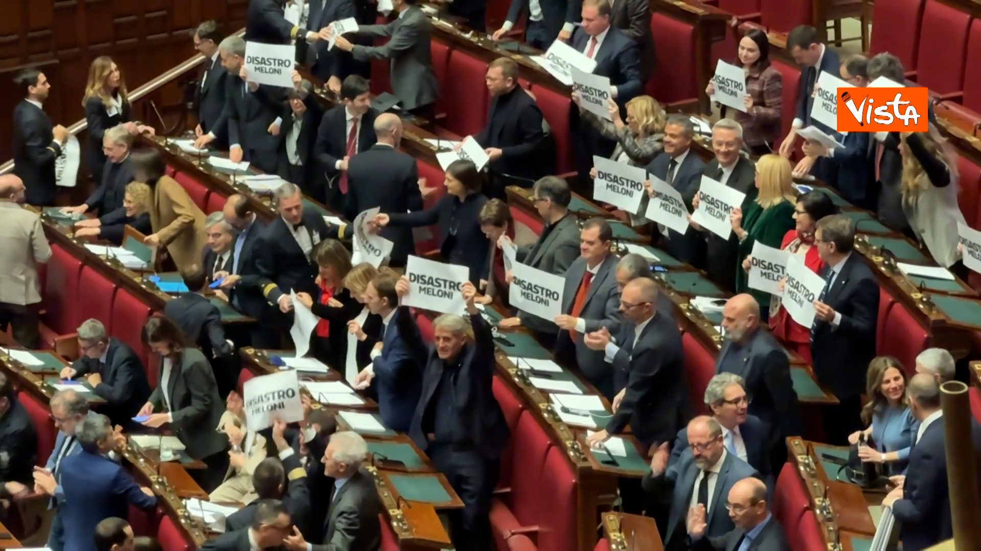 disastro meloni cartelli in aula contro la manovra la protesta dei deputati pd alla camera 8211 video da Ilfattoquotidiano.it disastro meloni cartelli in aula contro la manovra la protesta dei deputati pd alla camera 8211 video