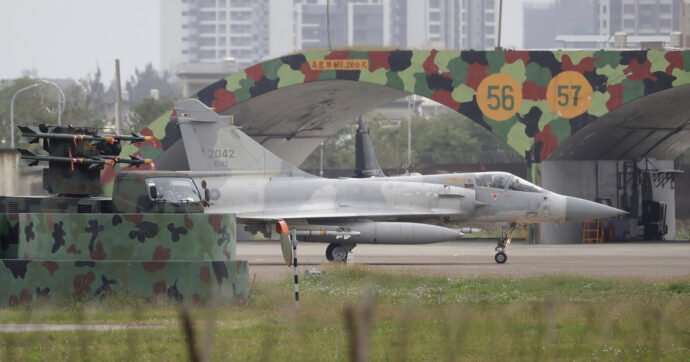 Taiwan, le navi cinesi si allontanano ma resta l’allerta massima. Conclusa la simulazione di blocco totale dell’isola