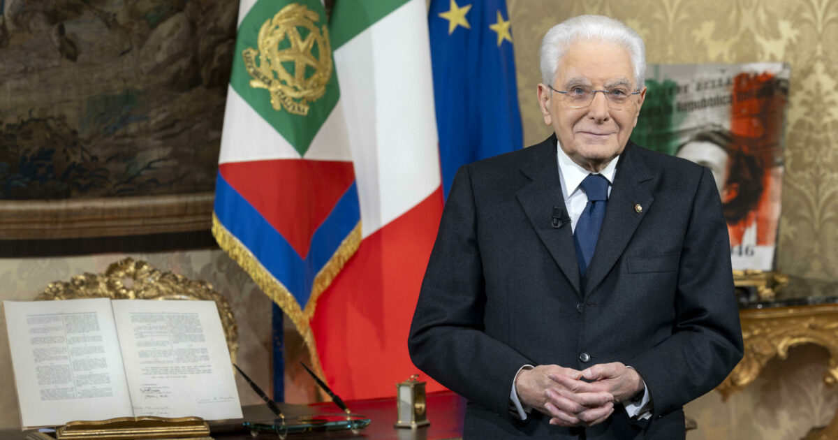 “Disarmare le parole”: nel discorso di fine anno Mattarella cita Leone XIV e Papa Francesco. L’appello ai giovani: “Siate esigenti e coraggiosi”