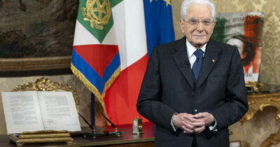 Copertina di Il discorso di fine anno di Mattarella: "Bisogna disarmare le parole". Poi l'appello ai giovani: "Non rassegnatevi, siate esigenti e coraggiosi come chi 80 anni fa costruì l'Italia moderna"