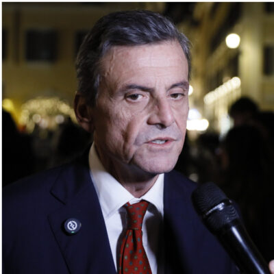 Copertina di Calenda accusa Formigli: “Per invitarmi in tv mi ha chiesto di attaccare Meloni”. Lui: “Diffama, rinunci all’immunità”