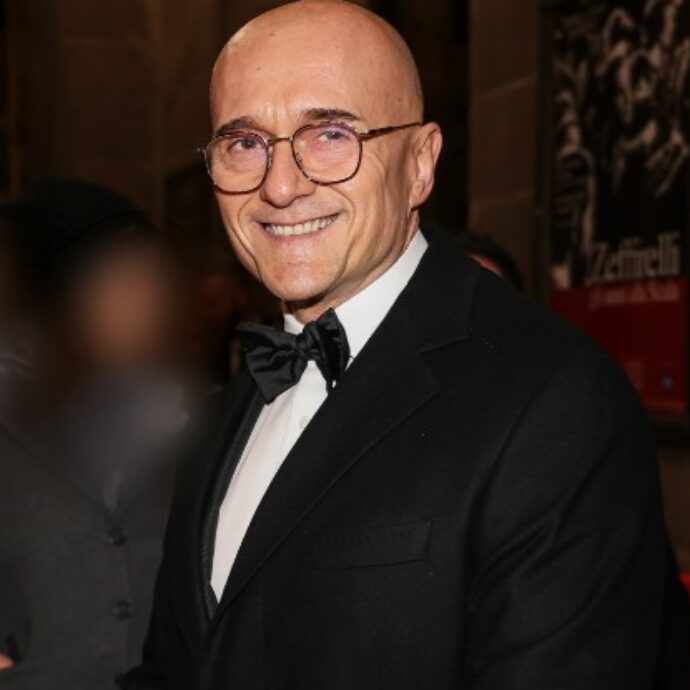 Perché Alfonso Signorini è indagato dalla Procura di Milano per violenza sessuale ed estorsione