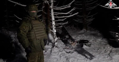 Copertina di Mosca insiste: “91 droni contro la residenza di Putin”. E mostra un video con i resti. Ue: "Accuse infondate, ostacolano la pace"