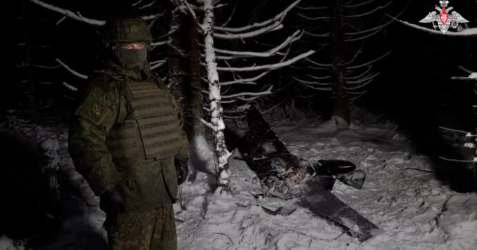 Copertina di Mosca insiste: “91 droni contro la residenza di Putin”. E diffonde il video con i resti di un velivolo. La Ue: "Accuse infondate, ostacolano la pace"