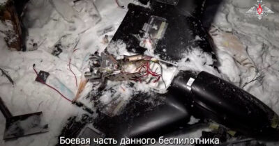 Copertina di “Ecco uno dei droni abbattuti durante l’attacco di Kiev su una residenza di Putin”: il video diffuso da Mosca