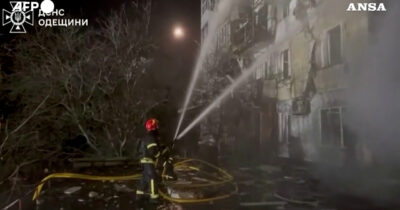 Copertina di Attacco russo nella notte, le operazioni di soccorso nella regione di Odessa: i vigili del fuoco sgomberano i condomini danneggiati – Video