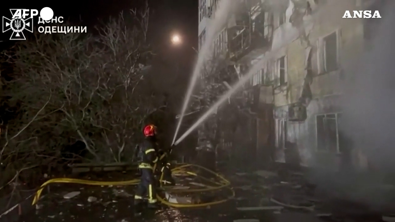 attacco russo nella notte le operazioni di soccorso nella regione di odessa i vigili del fuoco sgomberano i condomini danneggiati 8211 video da Ilfattoquotidiano.it attacco russo nella notte le operazioni di soccorso nella regione di odessa i vigili del fuoco sgomberano i condomini danneggiati 8211 video