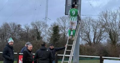 Copertina di Sale sulla scala, aggiusta il faretto dello stadio, scende e fa gol: è successo in Inghilterra | Domeniche Bestiali