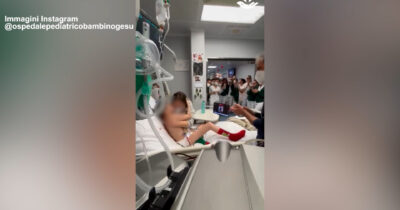 Copertina di “È arrivato il cuore”: il bambino di otto anni reagisce emozionato alla notizia dei dottori. Aspettava il trapianto da oltre un anno