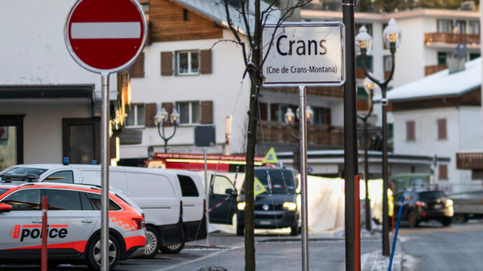 Copertina di Inchiesta Crans-Montana: spunta una seconda e-mail al Comune sulla pericolosa schiuma utilizzata nel Constellation