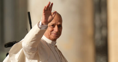 Copertina di Papa Leone XIV torna a chiedere una “pace disarmata e disarmante”: “Il mondo non si salva affilando le spade”