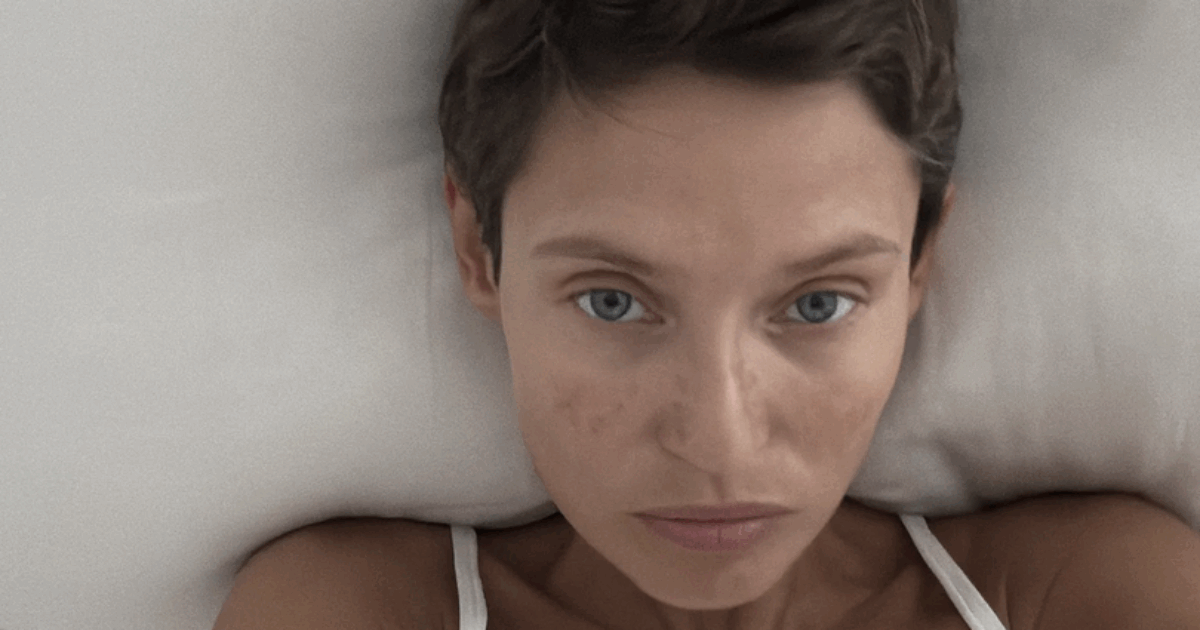 “Scorrere le mie foto del 2025 è stata una doccia fredda. A gennaio le ultime chemio, le più dure. A marzo mi sono sentita persa. Oggi è un giorno per il lutto, domani per risalire”: parla Bianca Balti