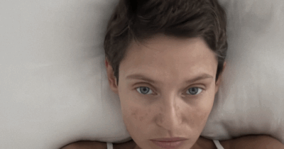 Copertina di “Scorrere le mie foto del 2025 è stata una doccia fredda. A gennaio le ultime chemio, le più dure. A marzo mi sono sentita persa. Oggi è un giorno per il lutto, domani per risalire”: parla Bianca Balti