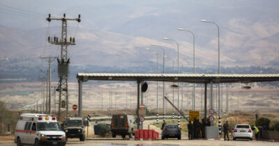 Copertina di “Noi accusati di essere un pericolo per la sicurezza nazionale”: il racconto dei giornalisti italiani respinti da Israele
