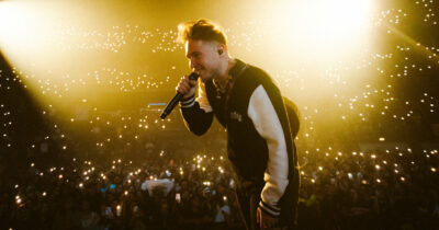 Copertina di “Una canzone nata d’inverno per far ballare d’estate”: “A me mi piace” di Alfa (feat. Manu Chao) batte Lady Gaga ed è la canzone più ascoltata nelle radio del 2025