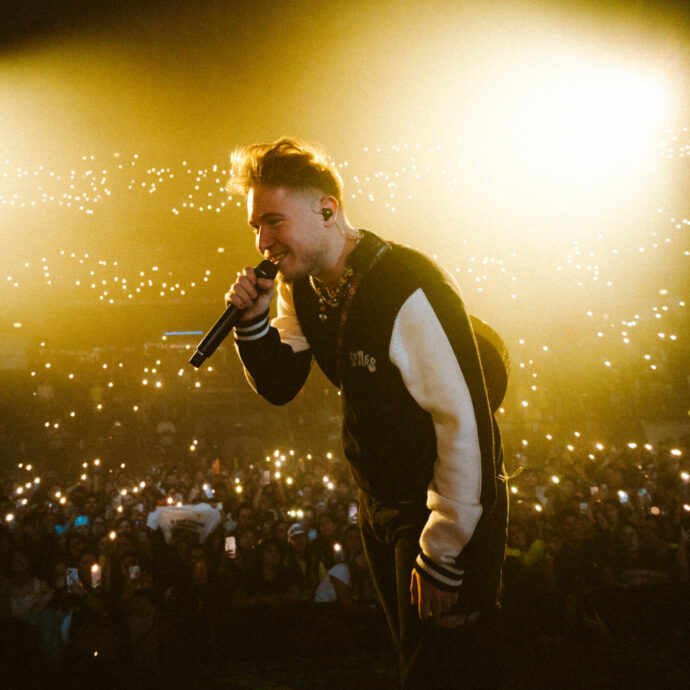 “Una canzone nata d’inverno per far ballare d’estate”: “A me mi piace” di Alfa (feat. Manu Chao) batte Lady Gaga ed è la canzone più ascoltata nelle radio del 2025