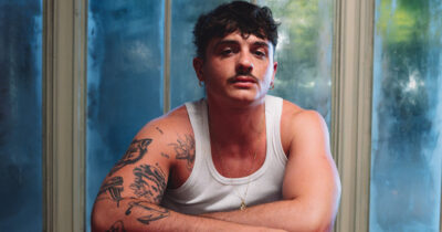 Copertina di Libero nella musica e (anche) di “fare il cogl**one”. Così Olly ha conquistato il New York Times: “Balorda Nostalgia tra i brani europei più sorprendenti”. Nel 2026 live allo stadio di Genova e nuova musica