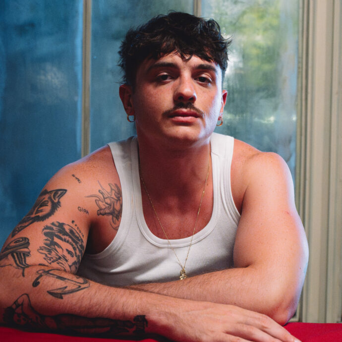 Libero nella musica e (anche) di “fare il cogl**one”. Così Olly ha conquistato il New York Times: “Balorda Nostalgia tra i brani europei più sorprendenti”. Nel 2026 live allo stadio di Genova e nuova musica