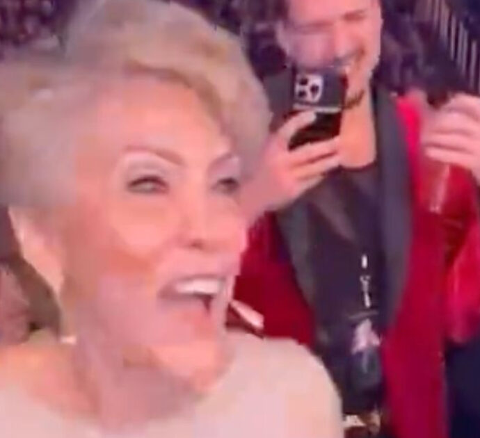 La mamma di Jennifer Lopez si scatena al concerto della figlia e le immagini diventano virali – IL VIDEO