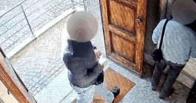 Copertina di Fingeva di aiutare anziani ai bancomat ma in realtà li derubava: arrestato 37enne a Torino