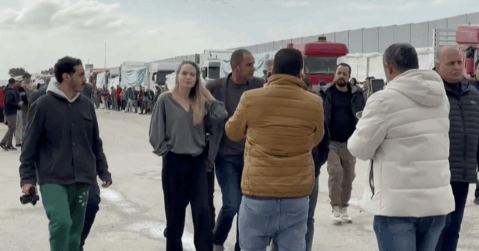 Angelina Jolie visita il valico di Rafah in Egitto, al confine con la Striscia di Gaza