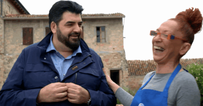 Copertina di “Mi sto innamorando di lei, i suoi occhi sono profondi”: a MasterChef Italia la dichiarazione di Dorella per Antonino Cannavacciuolo – IL VIDEO