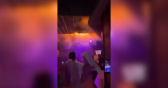 Copertina di Strage a Crans-Montana, i primi attimi dopo lo scoppio dell’incendio: un ragazzo prova a spegnere le fiamme con un maglione