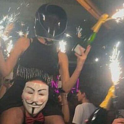 Copertina di Crans-Montana, i gestori: "Controllati tre volte, tutto a norma". Pm: "Indagini per omicidio colposo" | Le cause | L'innesco | "Altre uscite ostruite dalle fiamme"