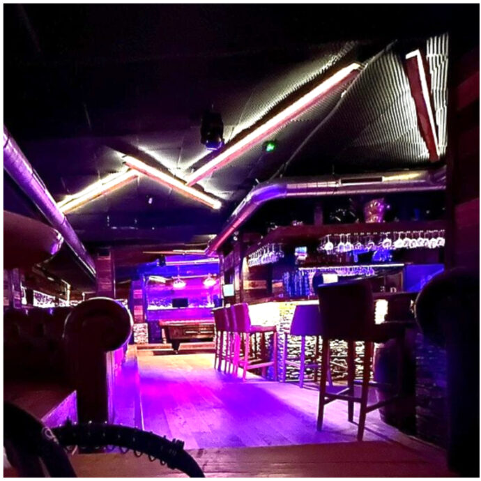 Strage di Crans-Montana, l’ipotesi dei pannelli fonoassorbenti: “Sono composti da materiale infiammabile e rilasciano gas tossici”. Ecco cosa affermano gli studi scientifici